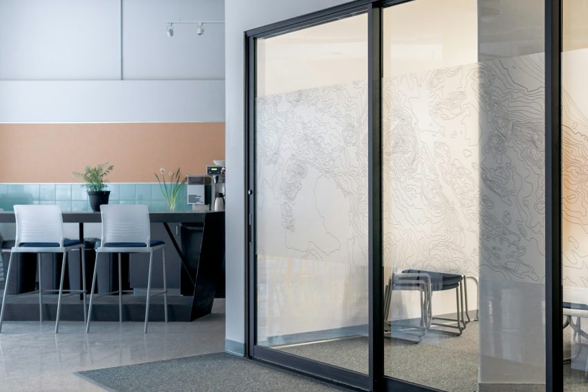 Voordelen van een glazen schuifwand voor terrasoverkappingen
